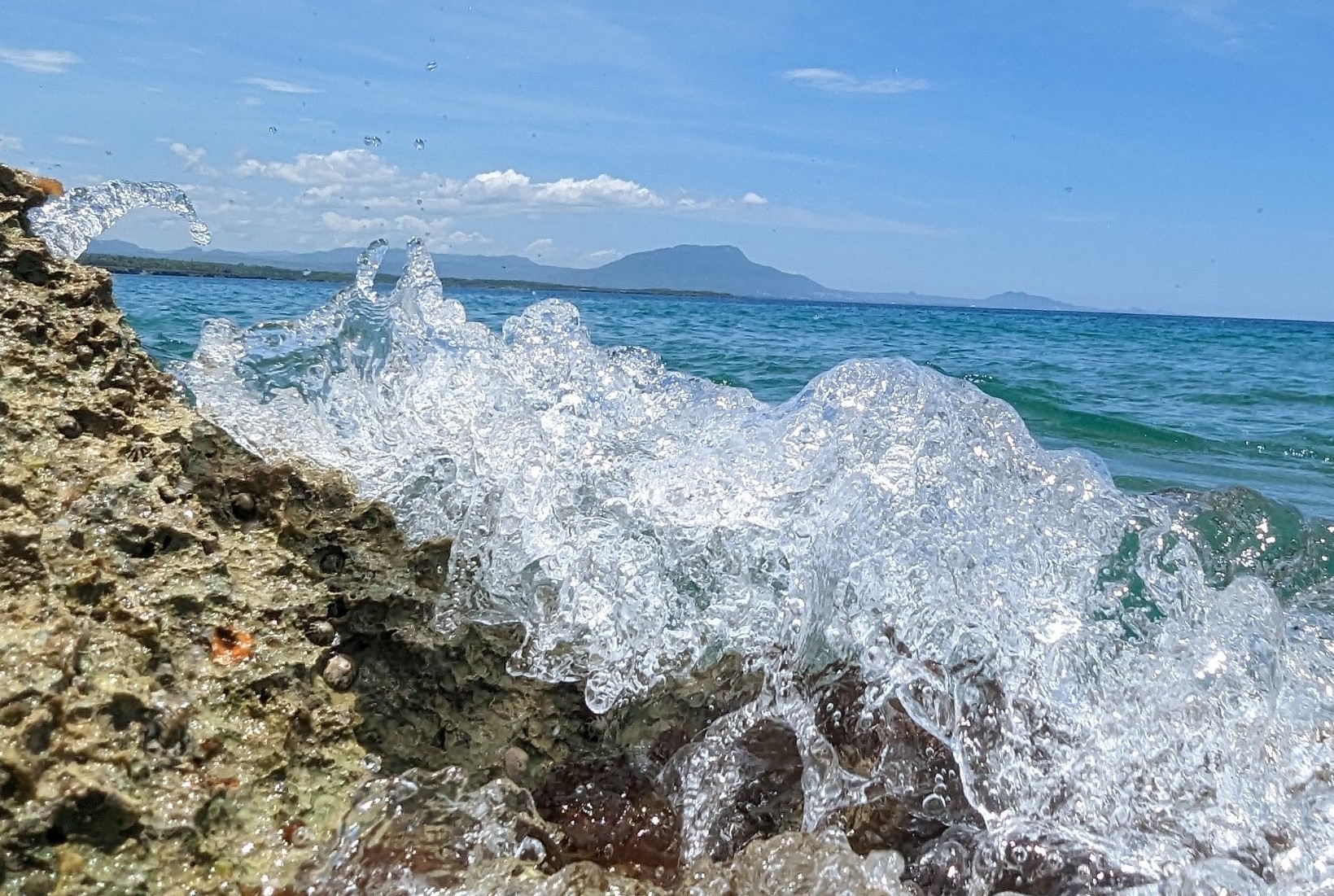 Dominican_Republic_beach_and_wave_splash